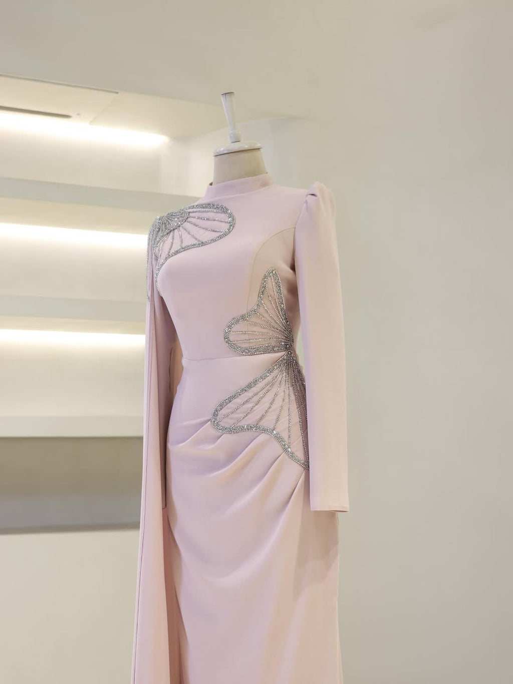 Das bescheidene Gala-Abendkleid „Silver Wing“