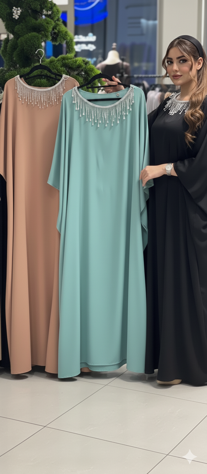 Seidenkaftan mit Fledermausärmeln und Kristallbesatz