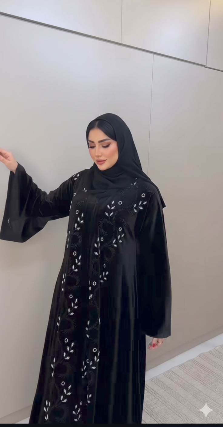 Luxuriöse bestickte Samt-Abaya für den Winter
