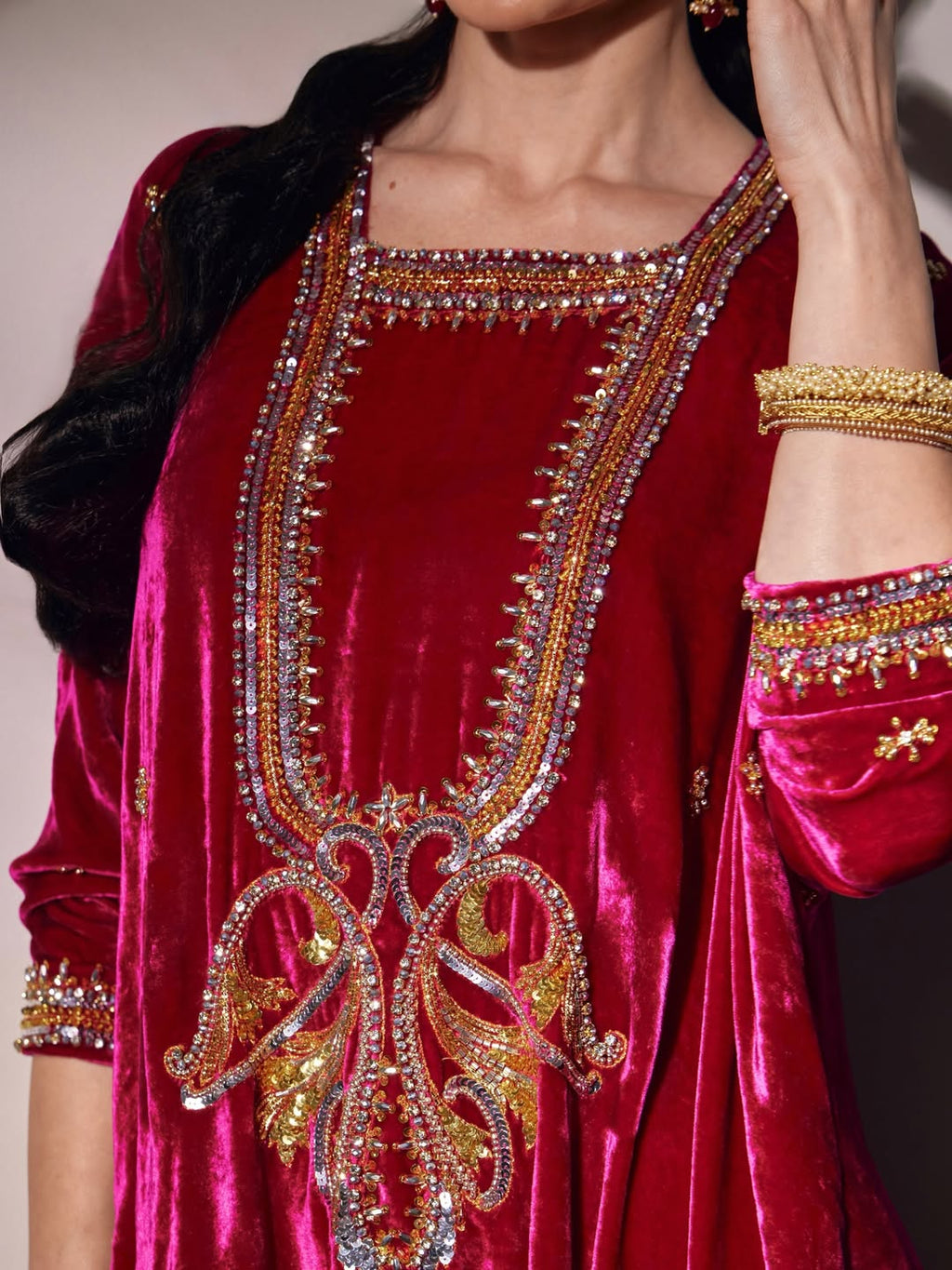 Premium Samt Kaftan Abaya – Handgearbeitetes Design in limitierter Auflage